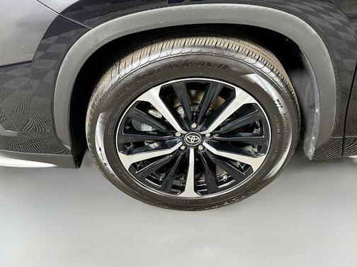 Midnight Black Metallic 2021 Toyota Highlander XSE