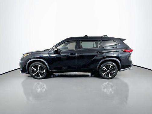 Midnight Black Metallic 2021 Toyota Highlander XSE