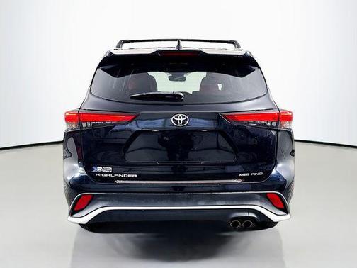 Midnight Black Metallic 2021 Toyota Highlander XSE