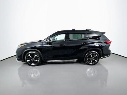Midnight Black Metallic 2021 Toyota Highlander XSE