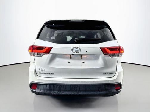 White 2018 Toyota Highlander XLE