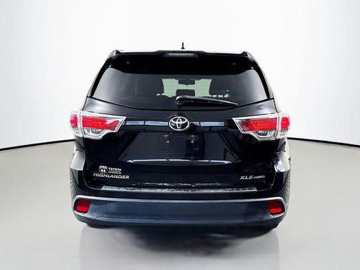 Midnight Black Metallic 2016 Toyota Highlander XLE