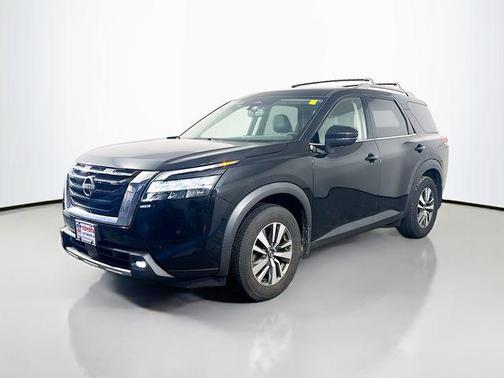 Super Black 2022 Nissan Pathfinder SL 4WD