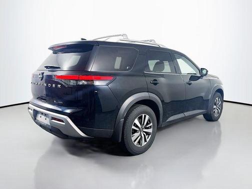 Super Black 2022 Nissan Pathfinder SL 4WD
