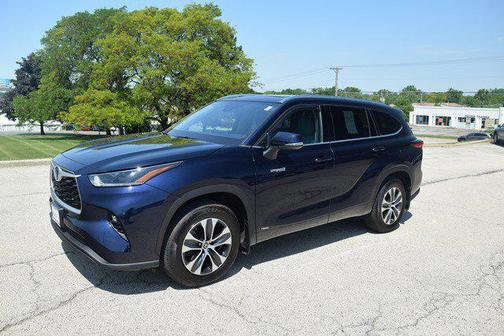 Gray 2021 Toyota Highlander Hybrid XLE