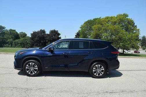 Gray 2021 Toyota Highlander Hybrid XLE
