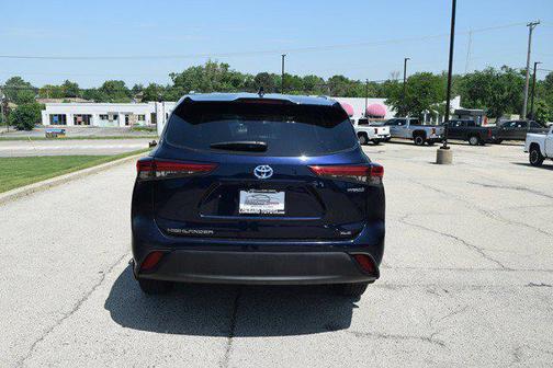 Gray 2021 Toyota Highlander Hybrid XLE