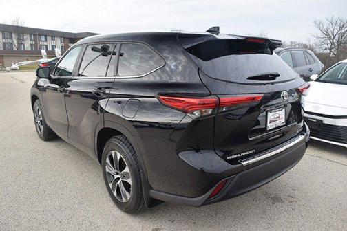 Magnetic Gray Metallic 2023 Toyota Highlander XLE