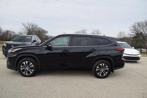 Magnetic Gray Metallic 2023 Toyota Highlander XLE