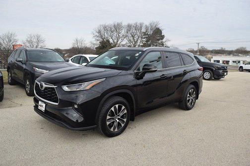 Magnetic Gray Metallic 2023 Toyota Highlander XLE