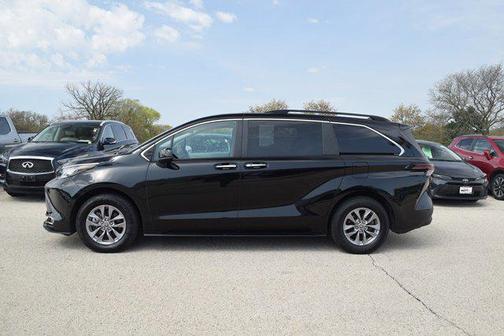 2023 Toyota Sienna XLE 8 Passenger