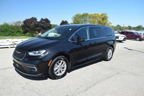 Brilliant Black Crystal Pearlcoat 2023 Chrysler Pacifica Touring L