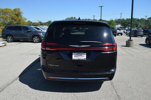 Brilliant Black Crystal Pearlcoat 2023 Chrysler Pacifica Touring L