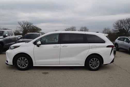 2022 Toyota Sienna LE