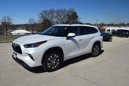 White 2024 Toyota Highlander XLE