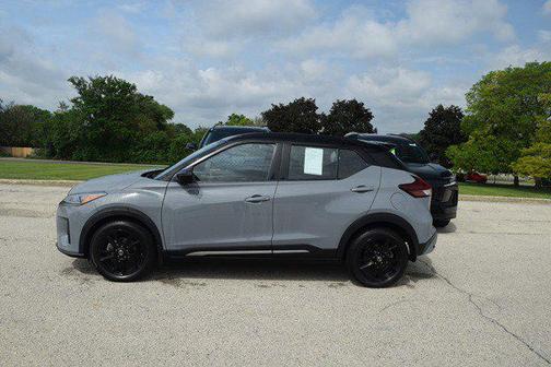 Boulder Gray Pearl/Super Black 2021 Nissan Kicks SR