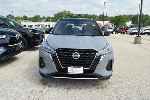 Boulder Gray Pearl/Super Black 2021 Nissan Kicks SR