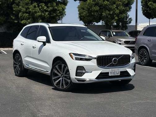 Crystal White 2023 Volvo XC60 T8 eAWD PHEV Ultimate Bright Theme