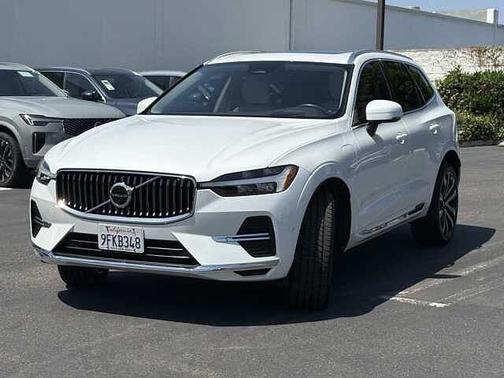 Crystal White 2023 Volvo XC60 T8 eAWD PHEV Ultimate Bright Theme
