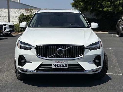 Crystal White 2023 Volvo XC60 T8 eAWD PHEV Ultimate Bright Theme
