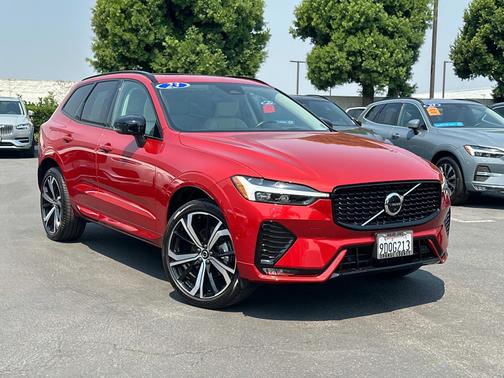 2023 Volvo XC60 B5 AWD Ultimate Dark Theme