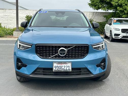 2023 Volvo XC40 B5 AWD Plus Dark Theme