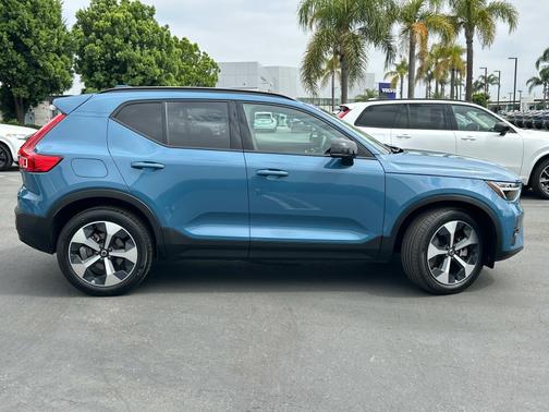 2023 Volvo XC40 B5 AWD Plus Dark Theme