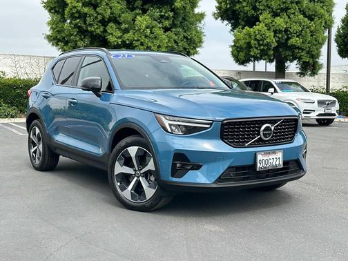 2023 Volvo XC40 B5 AWD Plus Dark Theme