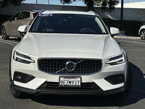 2023 Volvo V60 Cross Country Ultimate