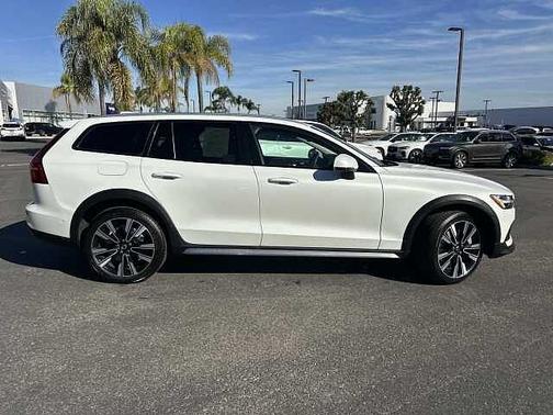 2023 Volvo V60 Cross Country Ultimate