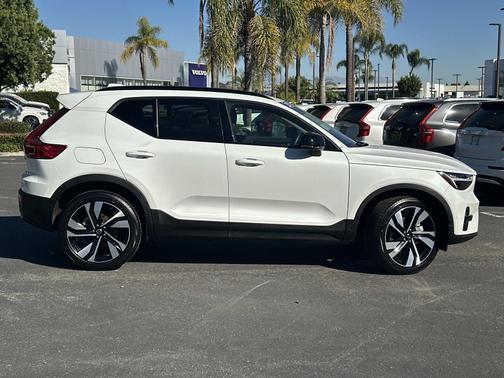2025 Volvo XC40 B5 AWD Plus Dark Theme