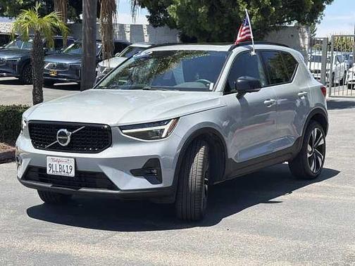 Vapour Grey 2024 Volvo XC40 B5 AWD Ultimate Dark Theme