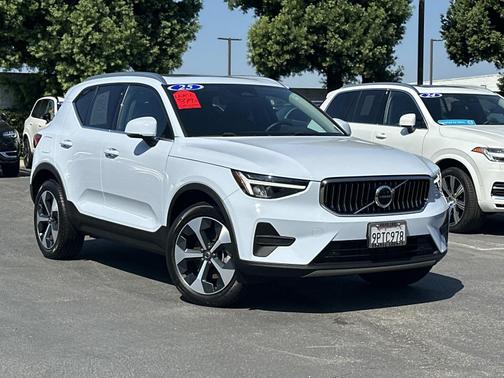 2025 Volvo XC40 B5 AWD Core Bright Theme