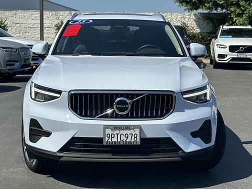 2025 Volvo XC40 B5 AWD Core Bright Theme