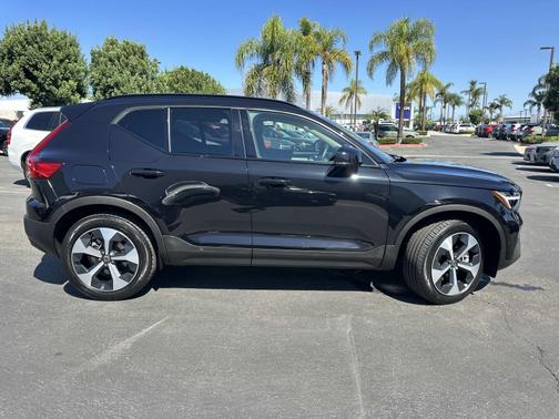 2025 Volvo XC40 B5 AWD Plus Dark Theme