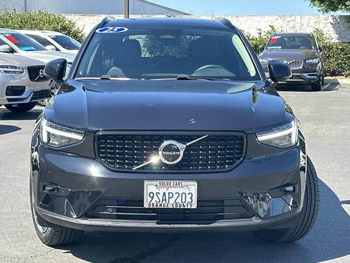 2025 Volvo XC40 B5 AWD Plus Dark Theme