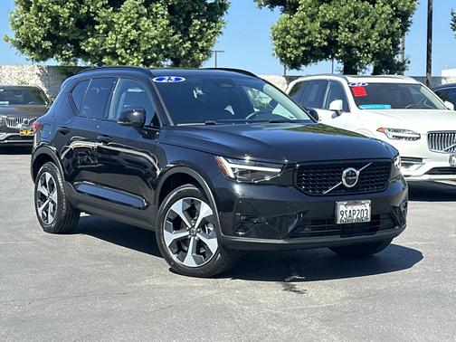 2025 Volvo XC40 B5 AWD Plus Dark Theme