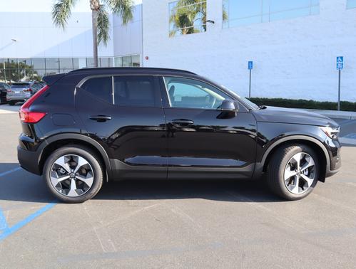 2025 Volvo XC40 B5 Plus Dark Theme