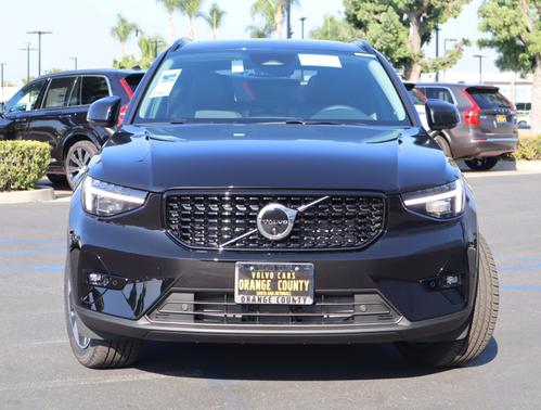 2025 Volvo XC40 B5 Plus Dark Theme