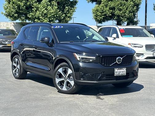 2025 Volvo XC40 B5 AWD Plus Dark Theme