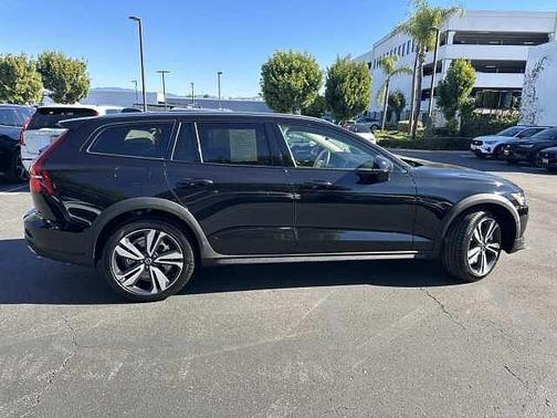 2023 Volvo V60 Cross Country Plus