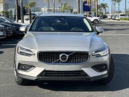 2025 Volvo V60 Cross Country Plus