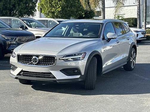2025 Volvo V60 Cross Country Plus