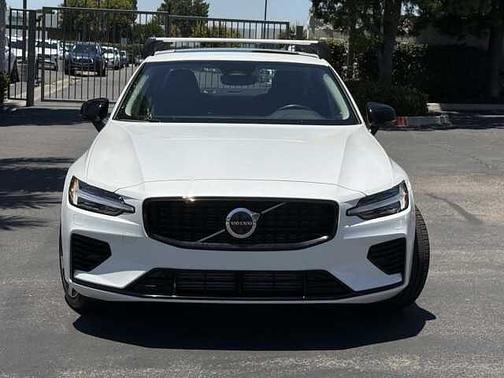 Crystal White 2024 Volvo S60 Plus