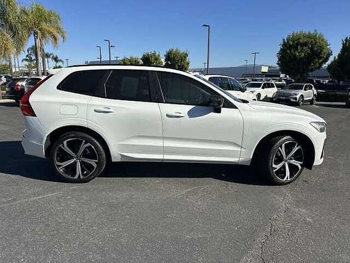 2023 Volvo XC60 B5 FWD Ultimate Dark Theme