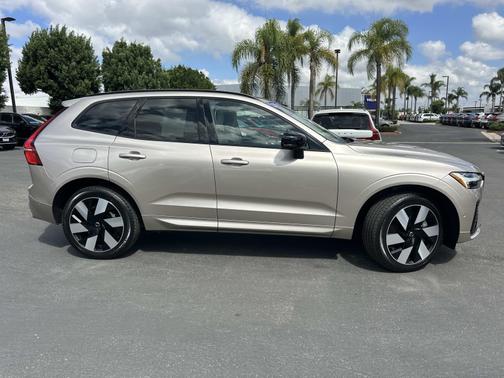2025 Volvo XC60 Plug-In Hybrid T8 AWD Plus