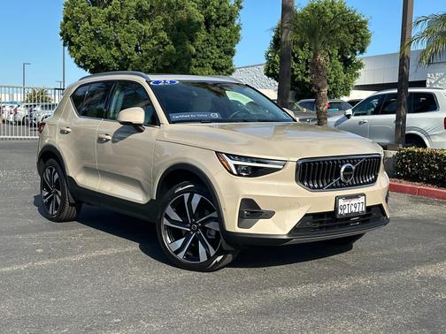 2025 Volvo XC40 B5 AWD Plus Bright Theme