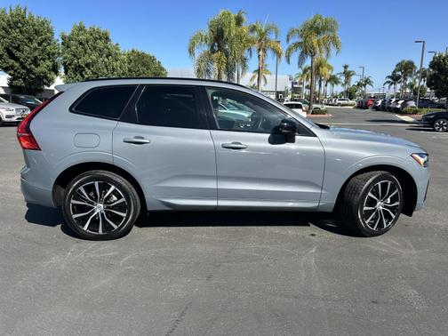 2023 Volvo XC60 B5 AWD Plus Dark Theme
