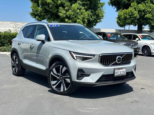 2025 Volvo XC40 B5 AWD Plus Bright Theme
