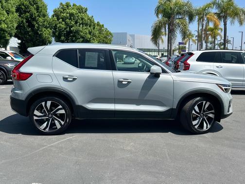 2025 Volvo XC40 B5 AWD Plus Bright Theme